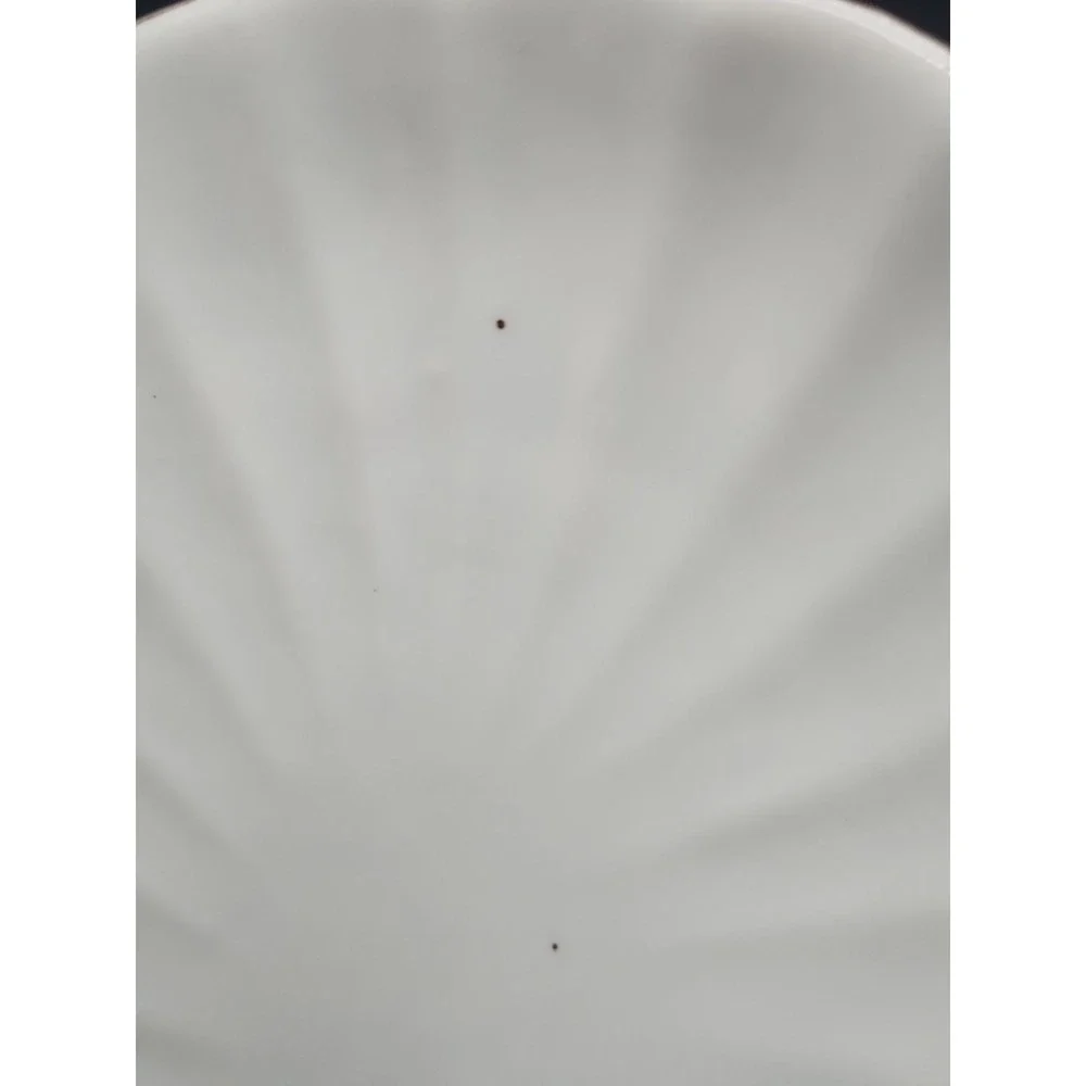Vintage Avalon Treasures Porcelain Scallop Shell Trinket Dish‎ Gold Trim White